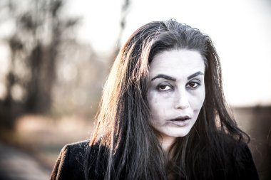 Uzun saçlı kız ormanda korkunç makyaj ile
