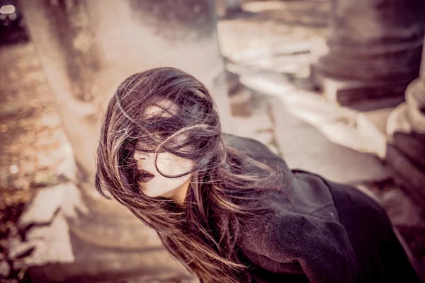 Menina de cabelo longo com maquiagem assustadora — Fotografia de Stock