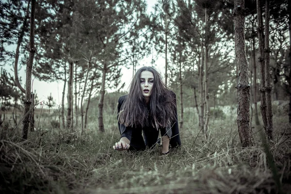 девушки страдают в лесу от психов. страшные снимки девушка в лесу. грустная девушка в лесу. девушка в лесу сериал 2021. лес рук.