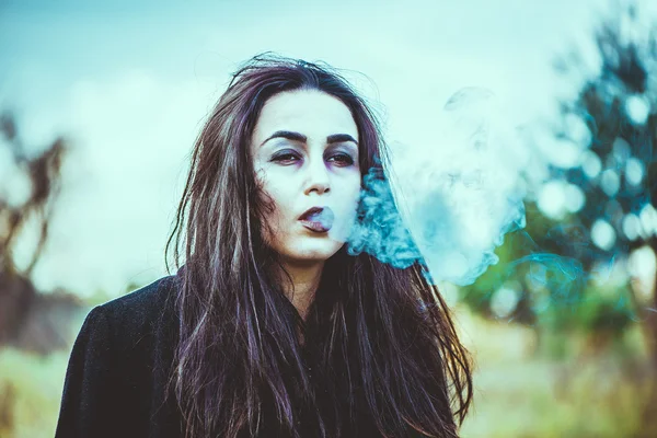 Chica de pelo largo con maquillaje aterrador en el bosque — Foto de Stock