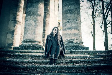 Uzun saçlı kız eski kilise arka plan üzerinde korkunç makyaj ile