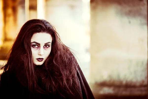 Menina de cabelo longo com maquiagem assustadora — Fotografia de Stock