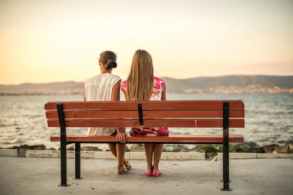 Ragazze sedute sulla panchina — Foto Stock