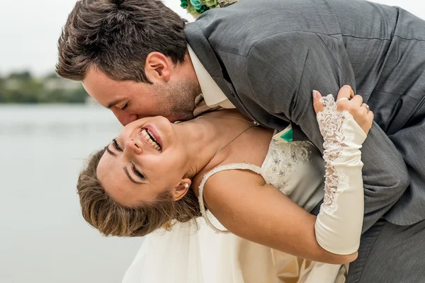 Hochzeitspaar draußen — Stockfoto