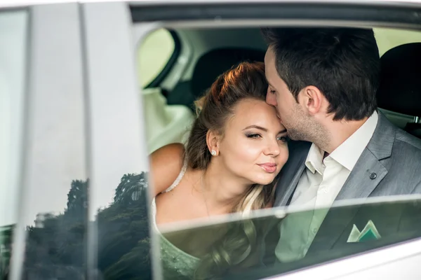 Couple de mariage dans la voiture — Photo