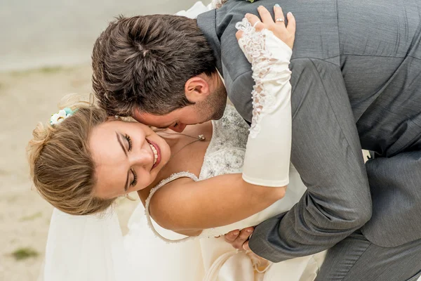 Hochzeitspaar draußen — Stockfoto