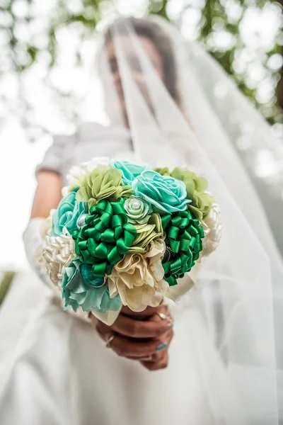 Wedding bouquet in hands — Stock Photo, Image