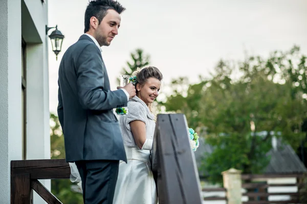 Hochzeitspaar draußen — Stockfoto