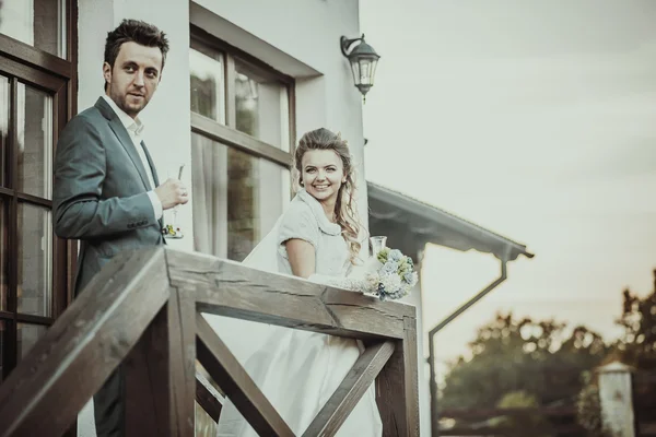 Wedding couple outdoor — Stock Photo, Image