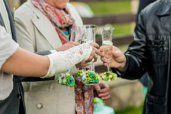 Гости пьют шампанское на свадебной церемонии — стоковое фото