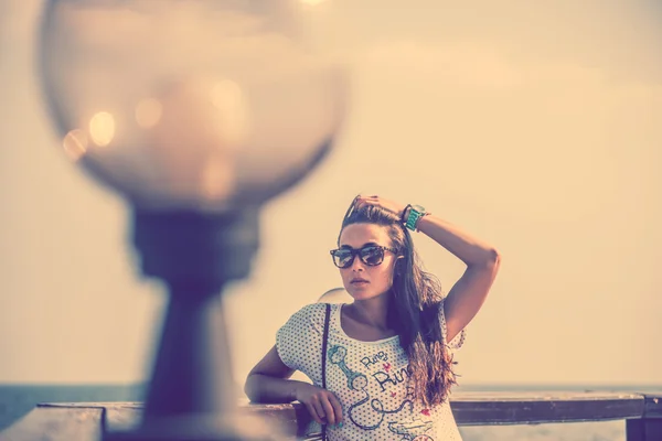 Ragazza all'aperto con mare su sfondo — Foto Stock