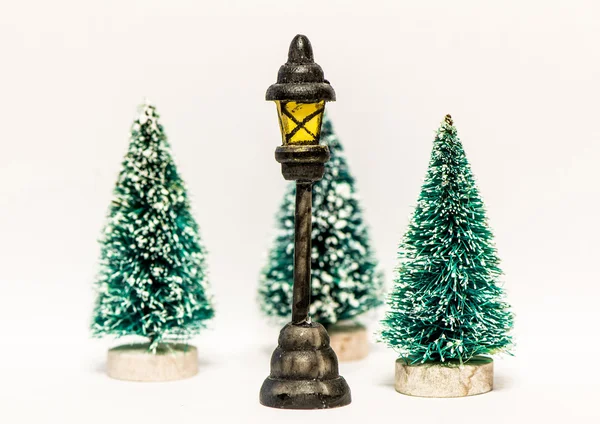 Arbres de Noël avec lanterne isolée — Photo