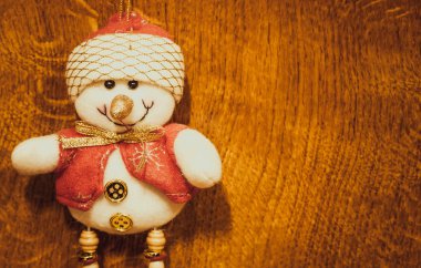 Ahşap arka plan üzerinde izole Ssnowman Noel dekorasyon
