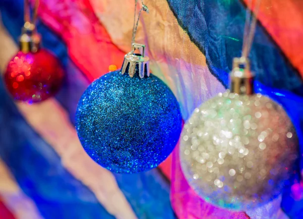 Рождественские украшения на многоцветном фоне — стоковое фото