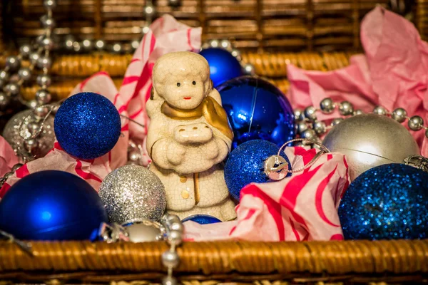 Decoração de Natal em fundo quente com pequeno anjo — Fotografia de Stock