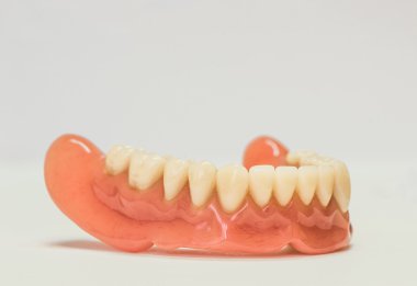 Diş Protez üzerinde beyaz izole