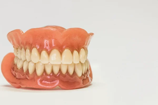 Diş Protez üzerinde beyaz izole — Stok fotoğraf