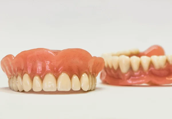 치과 틀니 흰색 절연 — 스톡 사진
