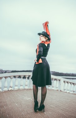 Genç güzel açık siyah elbiseli seksi Bayan