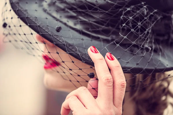 Молода красива сексуальна леді в чорній сукні на відкритому повітрі — стокове фото
