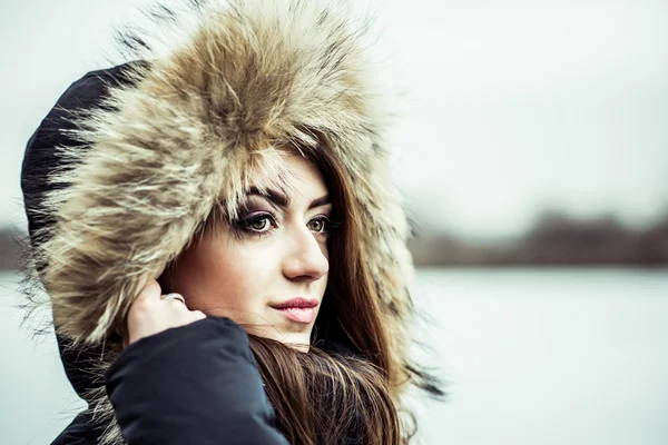 Joven chica bonita al aire libre en el bosque — Foto de Stock