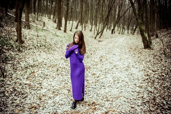 Joven chica bonita al aire libre en el bosque —  Fotos de Stock