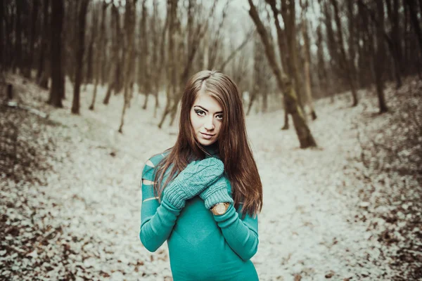 Jonge mooie meisje buiten in het bos — Stockfoto