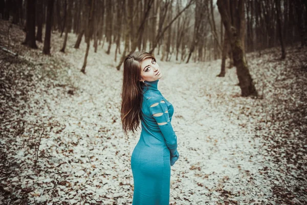 Jonge mooie meisje buiten in het bos — Stockfoto