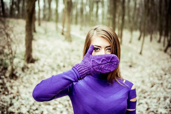 Joven chica bonita al aire libre en el bosque — Foto de Stock