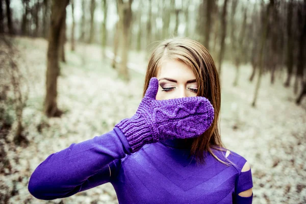 Jovem menina bonita ao ar livre na floresta — Fotografia de Stock