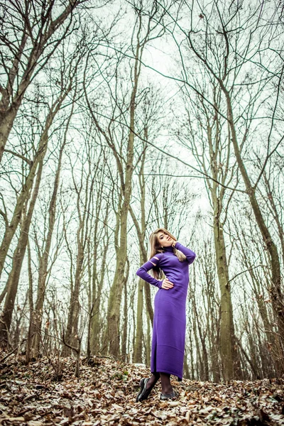 Joven chica bonita al aire libre en el bosque —  Fotos de Stock