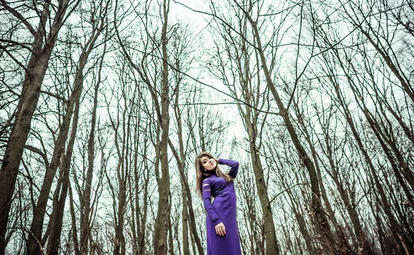 Joven chica bonita al aire libre en el bosque —  Fotos de Stock