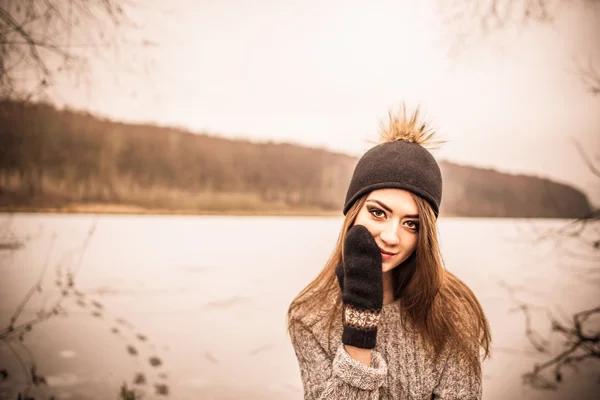 Jonge mooie meisje buiten in het bos — Stockfoto