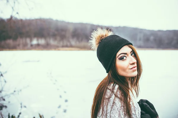 Joven chica bonita al aire libre en el bosque — Foto de Stock