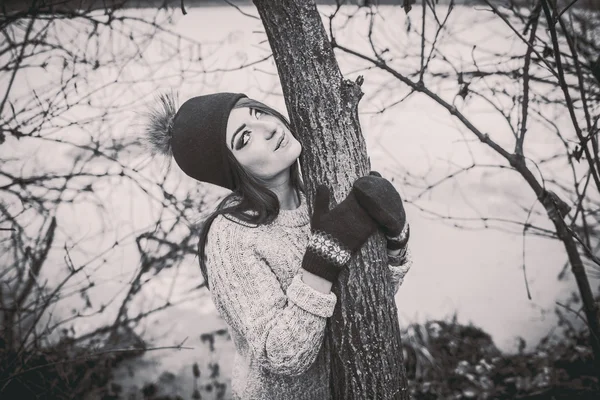 Giovane bella ragazza all'aperto nella foresta — Foto Stock