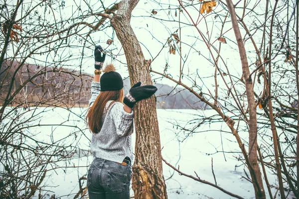 Young pretty girl outdoor in the forest — Stock Photo, Image