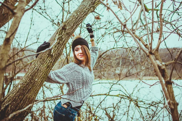 Joven chica bonita al aire libre en el bosque — Foto de Stock