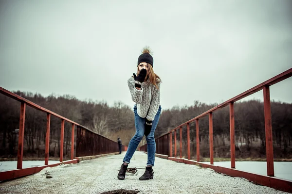 Fiatal csinos lány a hídon szabadtéri — Stock Fotó