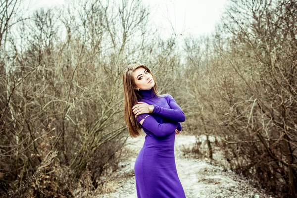 Jeune jolie fille en plein air dans la forêt — Photo