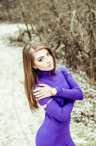 年轻漂亮性感的女孩，穿着紫色的室外的在森林里 — 图库照片