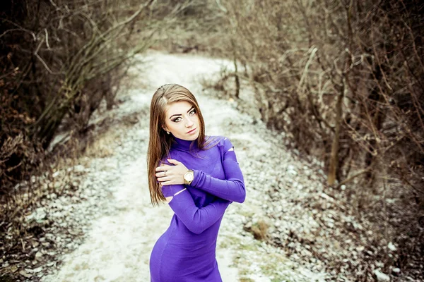 Junge hübsche sexy Mädchen im Kleid draußen im Wald — Stockfoto