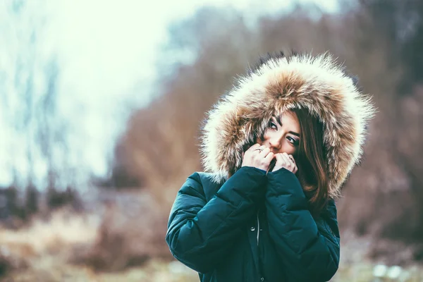 Jovem menina bonita ao ar livre na floresta — Fotografia de Stock