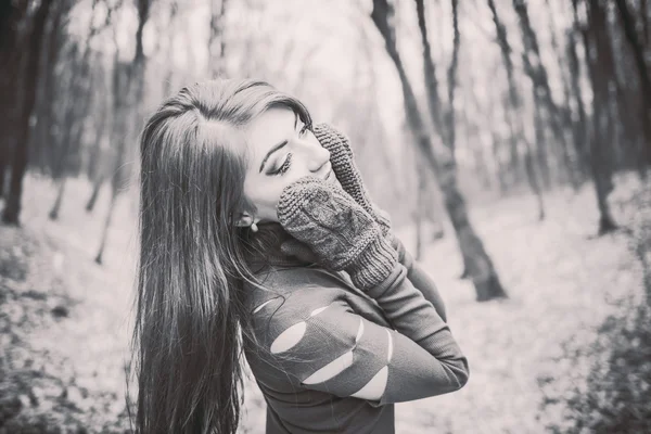 Joven chica bonita al aire libre en el bosque — Foto de Stock