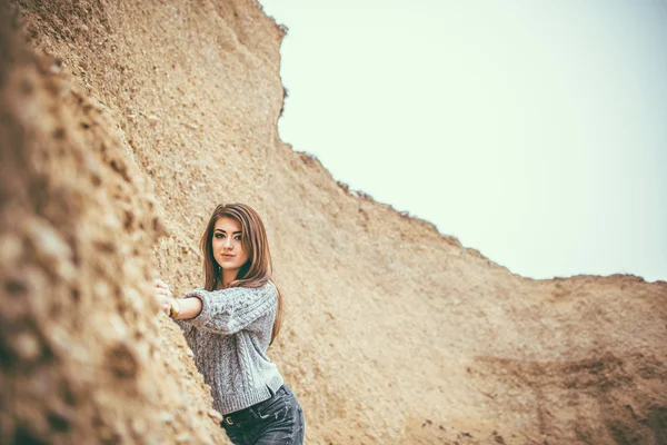 Hübsche junge Frau im Freien in Steinbruch mit Sand — Stockfoto