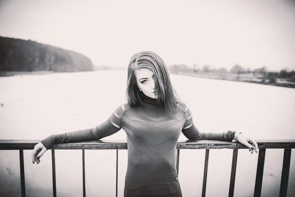 Jeune jolie fille en plein air sur le pont — Photo