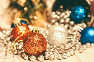 Noel dekorasyonu çok renkli balonlar ile