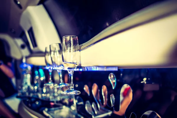 Junggesellenabschied in Limousine mit Champagner — Stockfoto