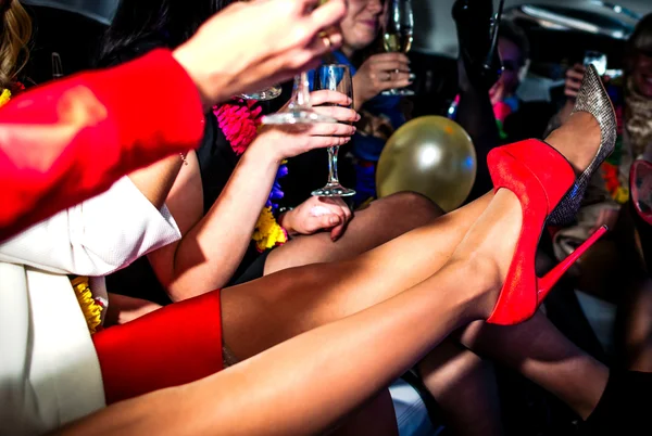 Kip-partij in de limo met champagne — Stockfoto