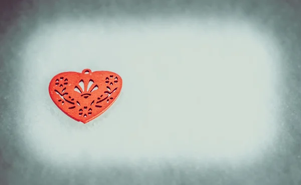 Красное деревянное сердце на снегу — стоковое фото