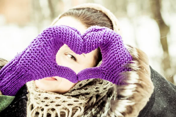 Chica bonita con las manos en forma de corazón en los guantes — Foto de Stock